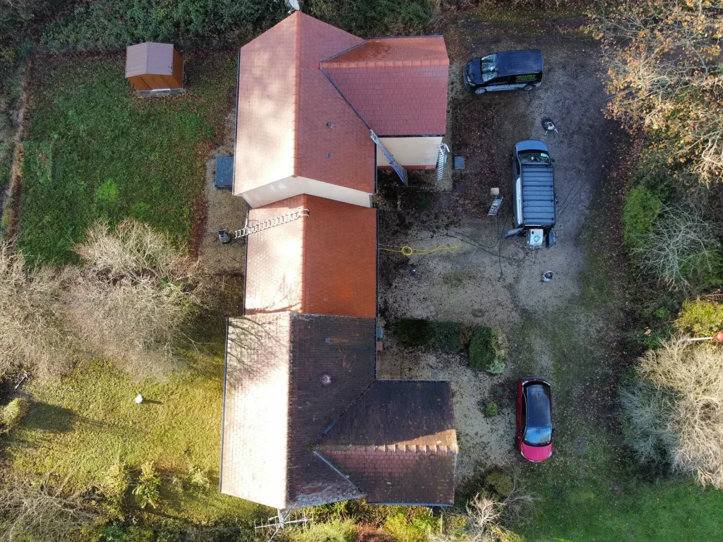 Vue aérienne d’un chantier de nettoyage de toiture à Lusigny-sur-Barse